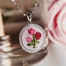 Bouquet of roses 玫瑰花束刺繡純銀項鍊
