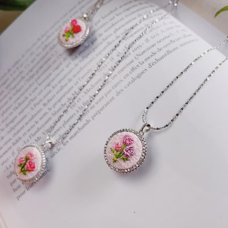 Bouquet of roses 玫瑰花束刺繡純銀項鍊