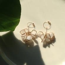 鞦韆白花 耳環 / 耳夾可 手工樹脂 可愛 夾式耳環 禮物