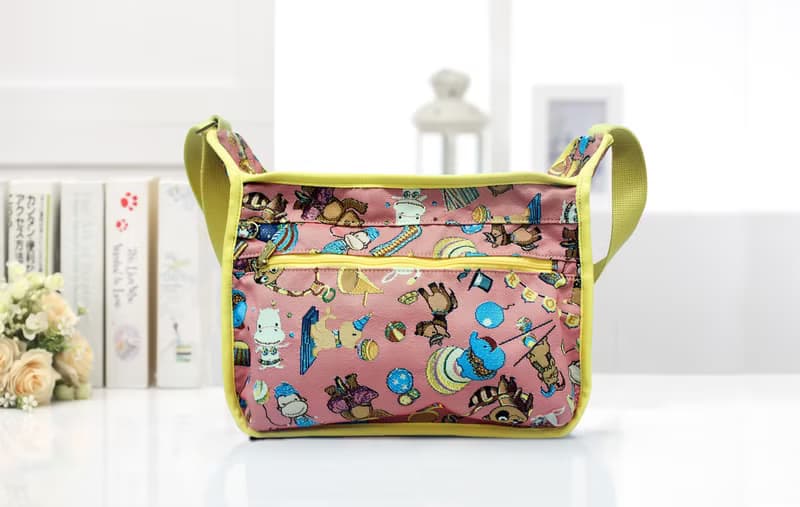 斜背包  多夾層 / 防潑水 平織緹花  開心馬戲團 多功能斜背包