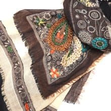 情人節禮物】喀什米爾水煮羊毛手工刺繡圍巾披肩焦糖米深咖三層紗