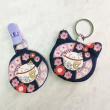 善緣招財貓。貓咪造型 圓形平安符袋 (可繡名字)