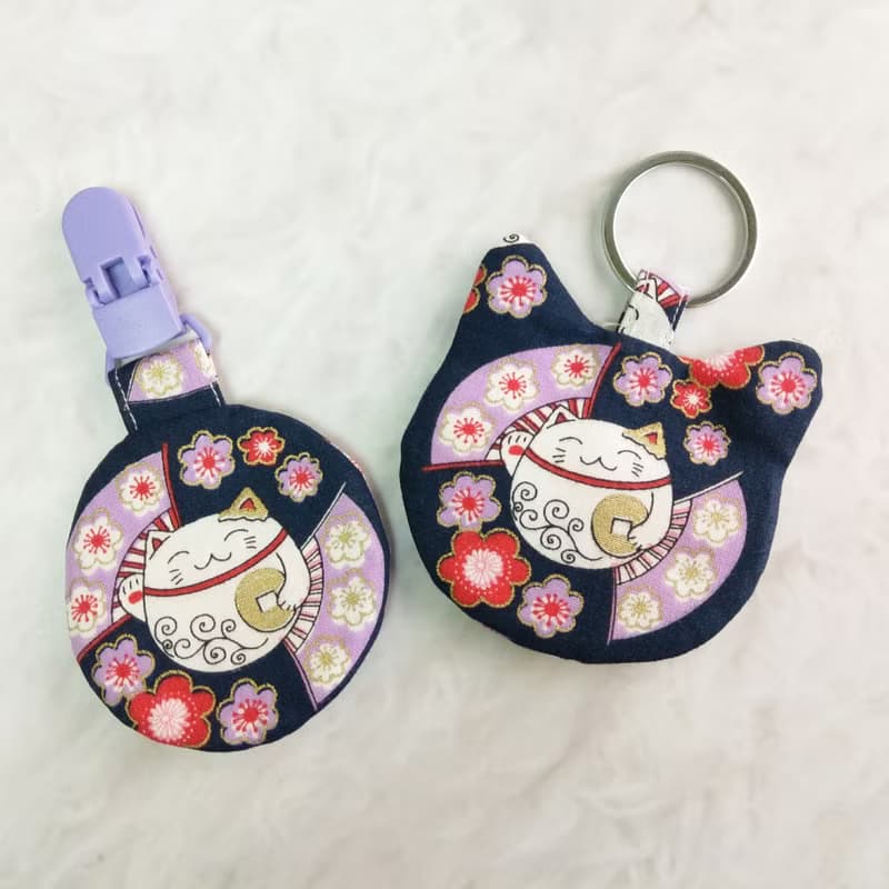 善緣招財貓。貓咪造型 圓形平安符袋 (可繡名字)