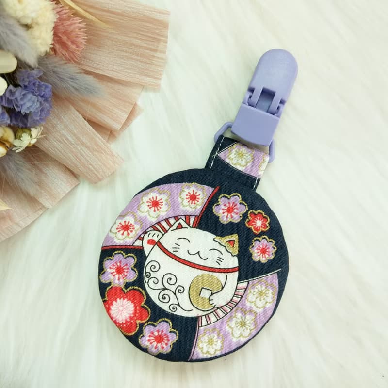 善緣招財貓。貓咪造型 圓形平安符袋 (可繡名字)