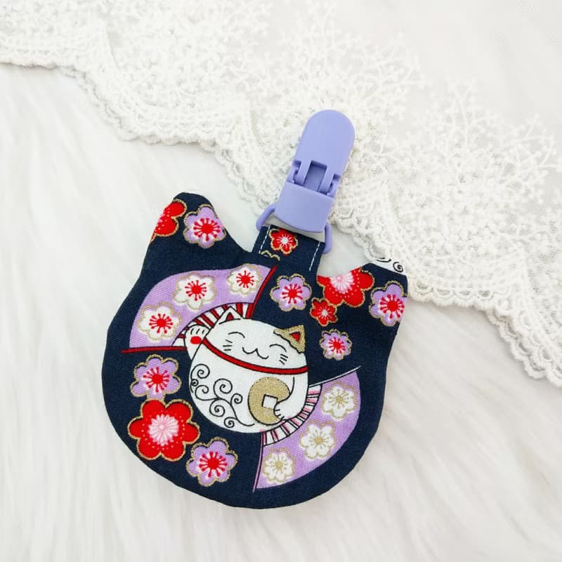 善緣招財貓。貓咪造型 圓形平安符袋 (可繡名字)