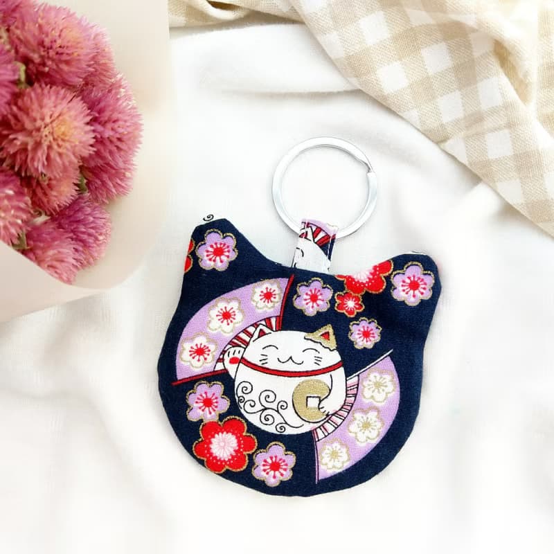 善緣招財貓。貓咪造型 圓形平安符袋 (可繡名字)