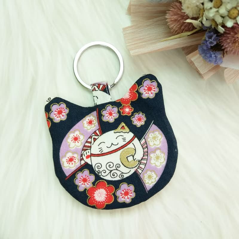 善緣招財貓。貓咪造型 圓形平安符袋 (可繡名字)