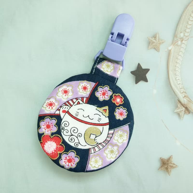 善緣招財貓。貓咪造型 圓形平安符袋 (可繡名字)