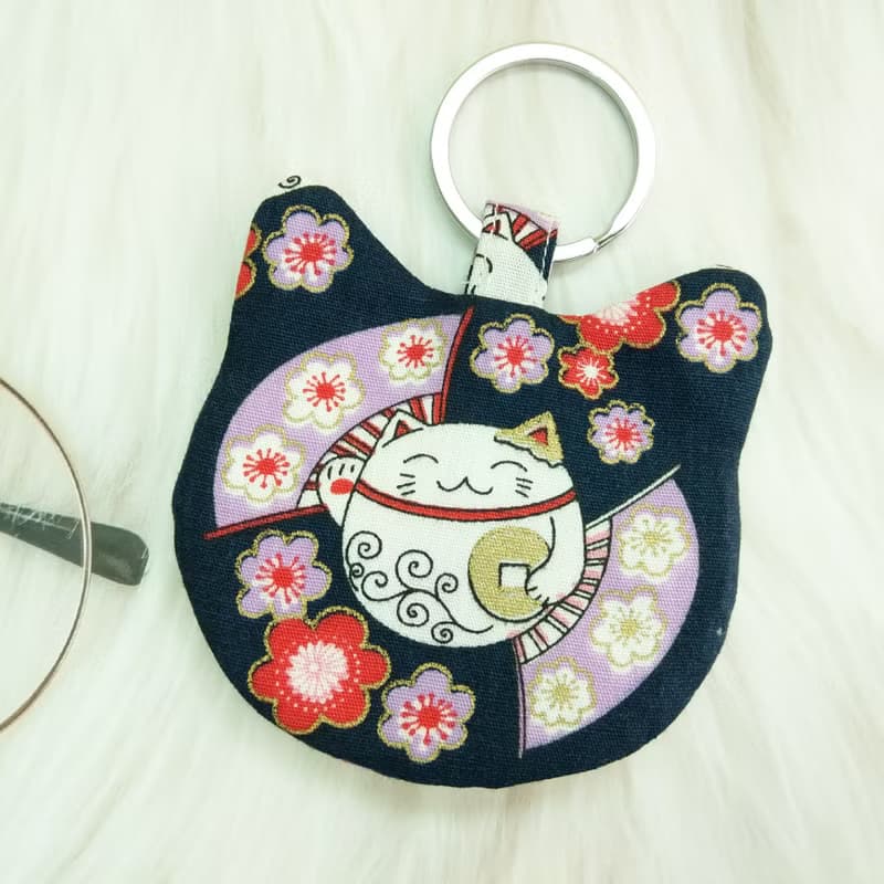 善緣招財貓。貓咪造型 圓形平安符袋 (可繡名字)