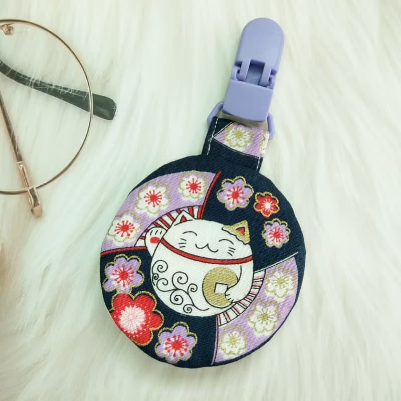 善緣招財貓。貓咪造型 圓形平安符袋 (可繡名字)