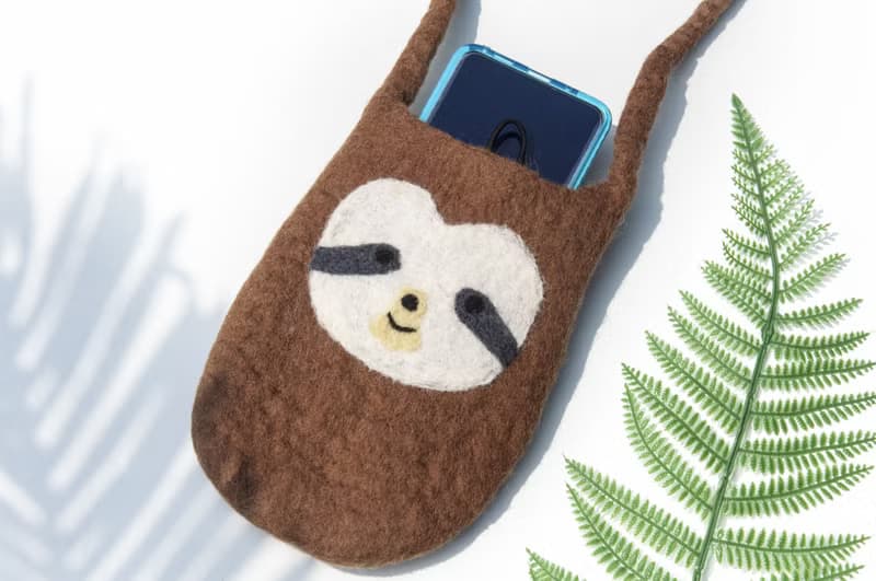 天然羊毛氈斜背包 側背包動物羊毛氈iphone手機套 毛孩子-樹懶包