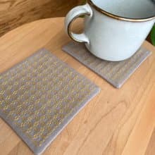 刺し子コースター2枚セット　方眼グレージュ　刺繡杯墊　洗える　四角　キッチン　布コースター　刺繍　プレゼント　カフェ　コーヒー　黄色　シンプル　誕生日