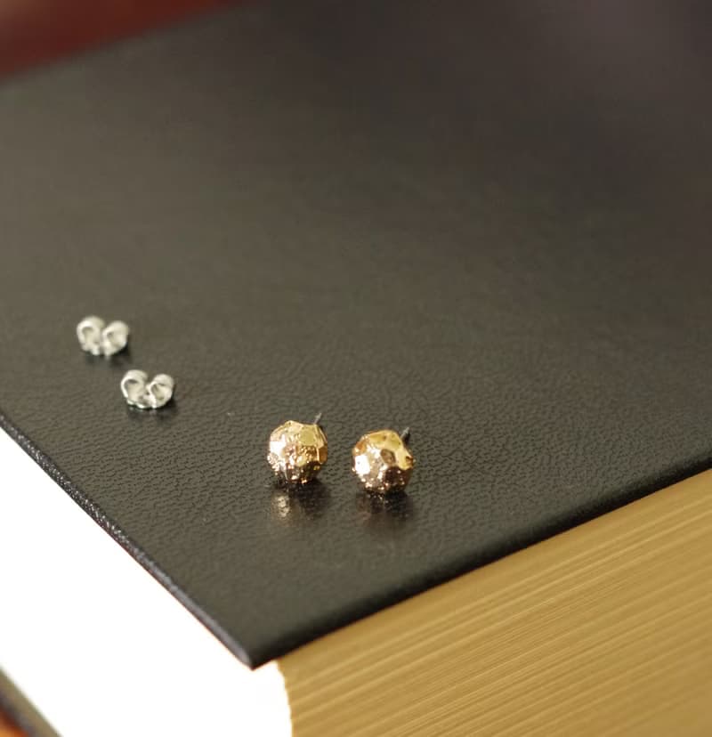 老又好美國製金色不規則表面圓球針式耳環 Sarah Cov P478