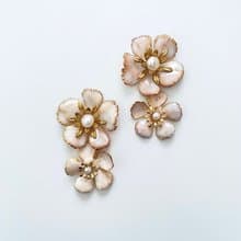ニュアンスミルキーフラワー ピアス(イヤリング)
