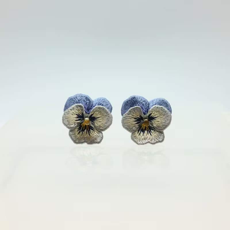 ビオラ刺繍耳飾り　サックスブルー