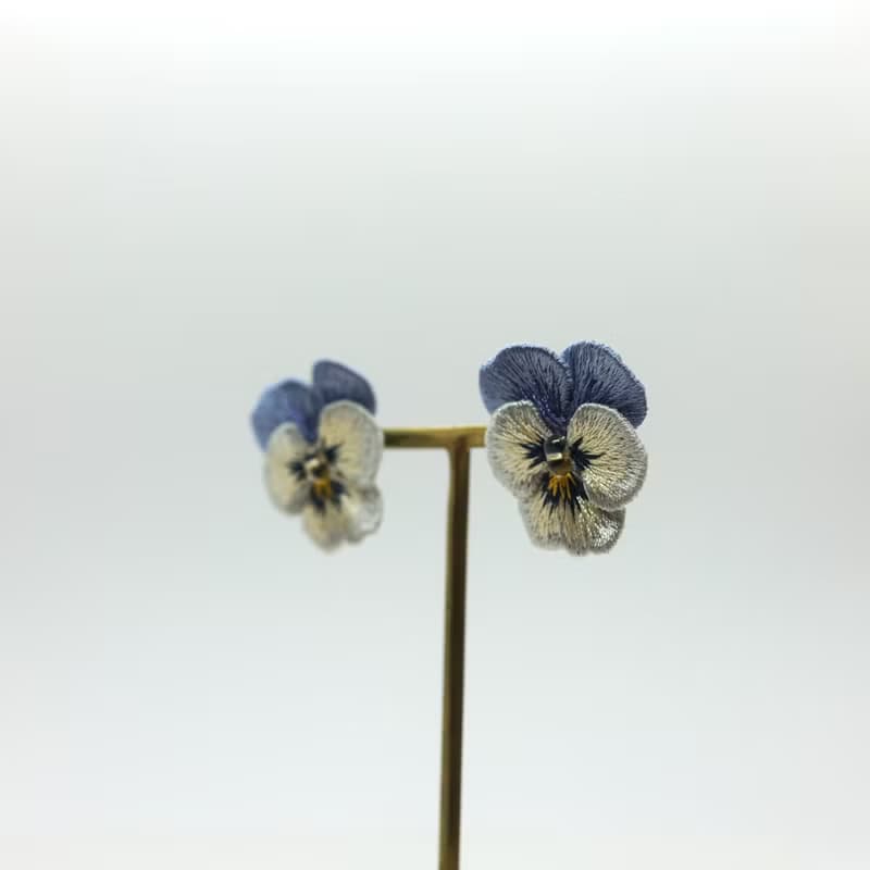 ビオラ刺繍耳飾り　サックスブルー