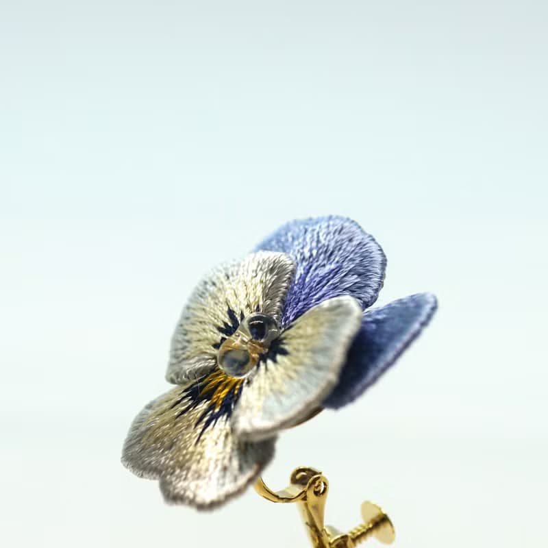 ビオラ刺繍耳飾り　サックスブルー