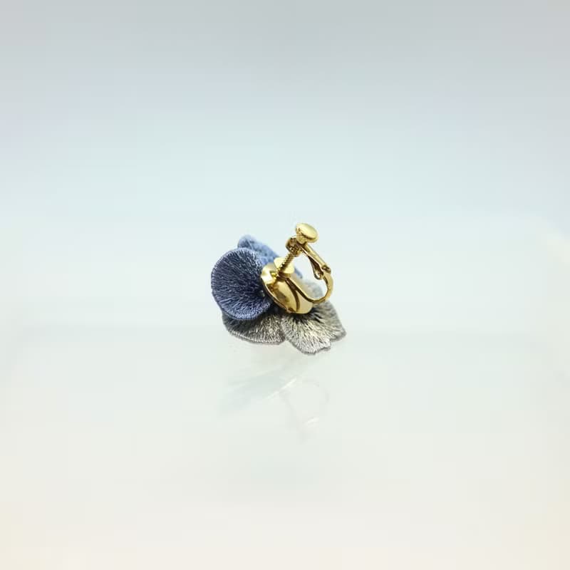 ビオラ刺繍耳飾り　サックスブルー