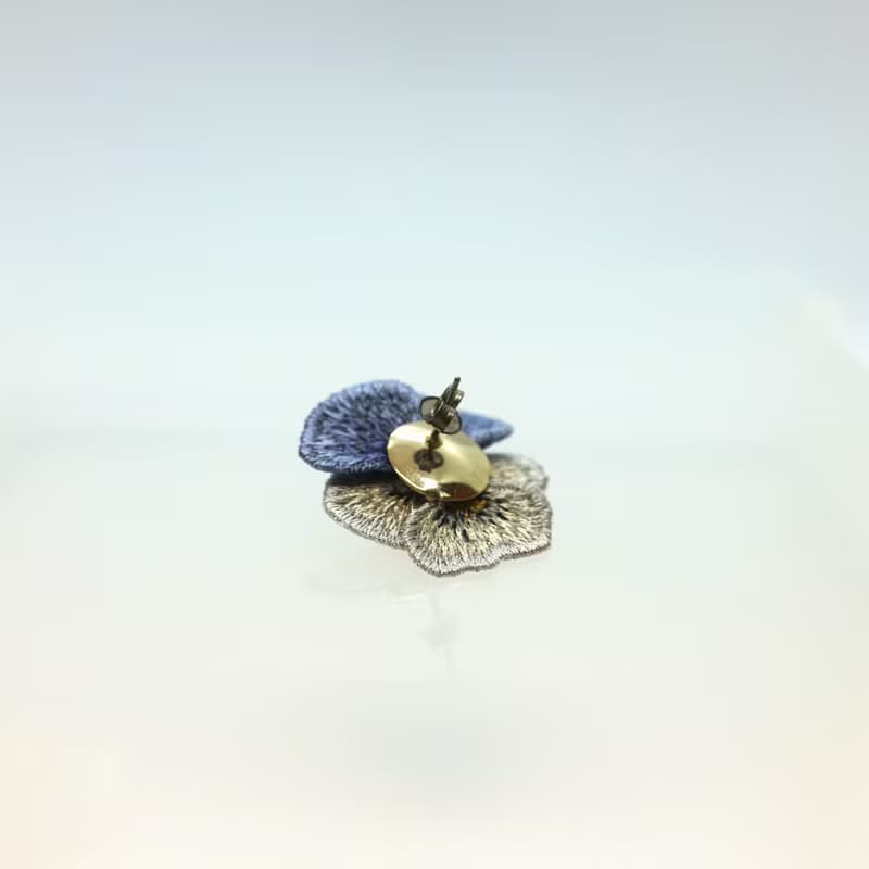 ビオラ刺繍耳飾り　サックスブルー