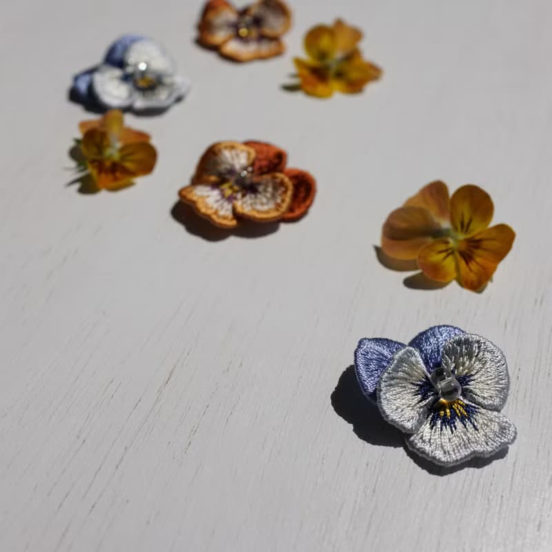 ビオラ刺繍耳飾り　サックスブルー