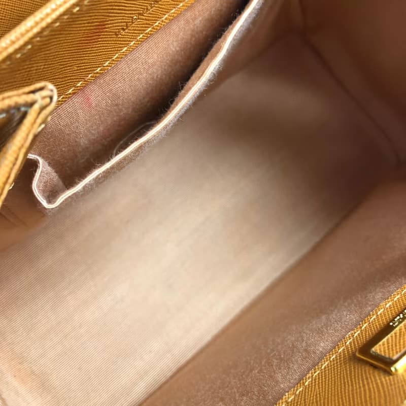 【 日本直送　名牌中古包 】VALENTINO GARAVAN ヴァレンティノガラヴァーニ ハンドバッグ キャメル メダル レザー vintage yg5ysc