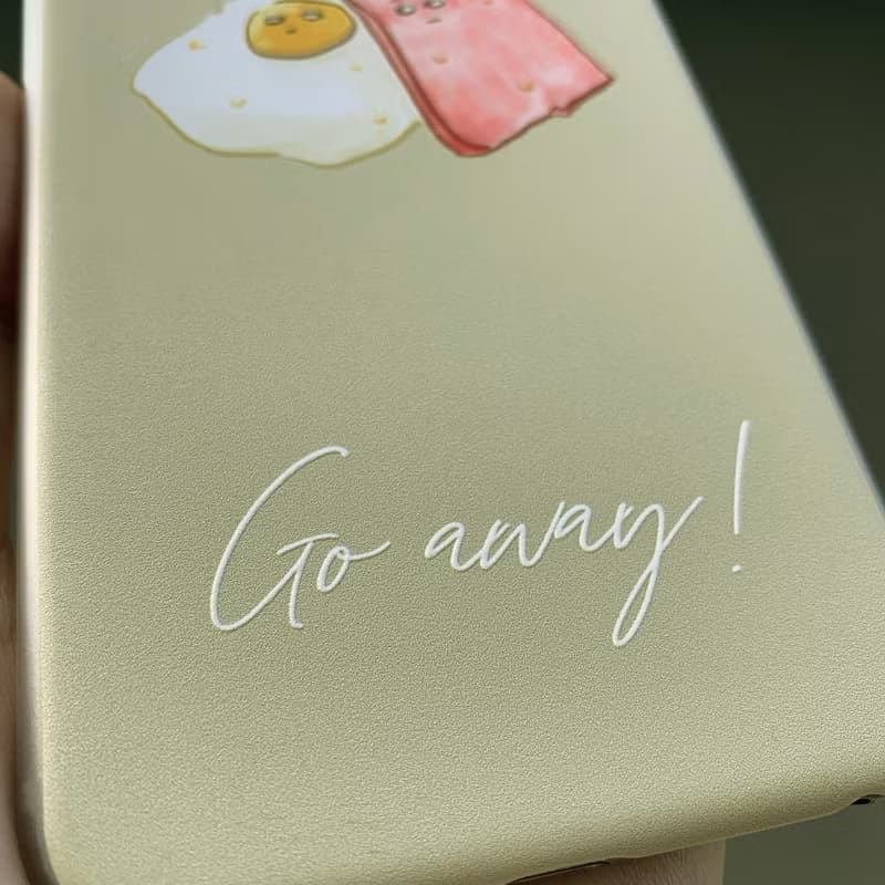 被迫依偎的火腿蛋說 Go away - 奶茶色磨砂浮雕手機殼