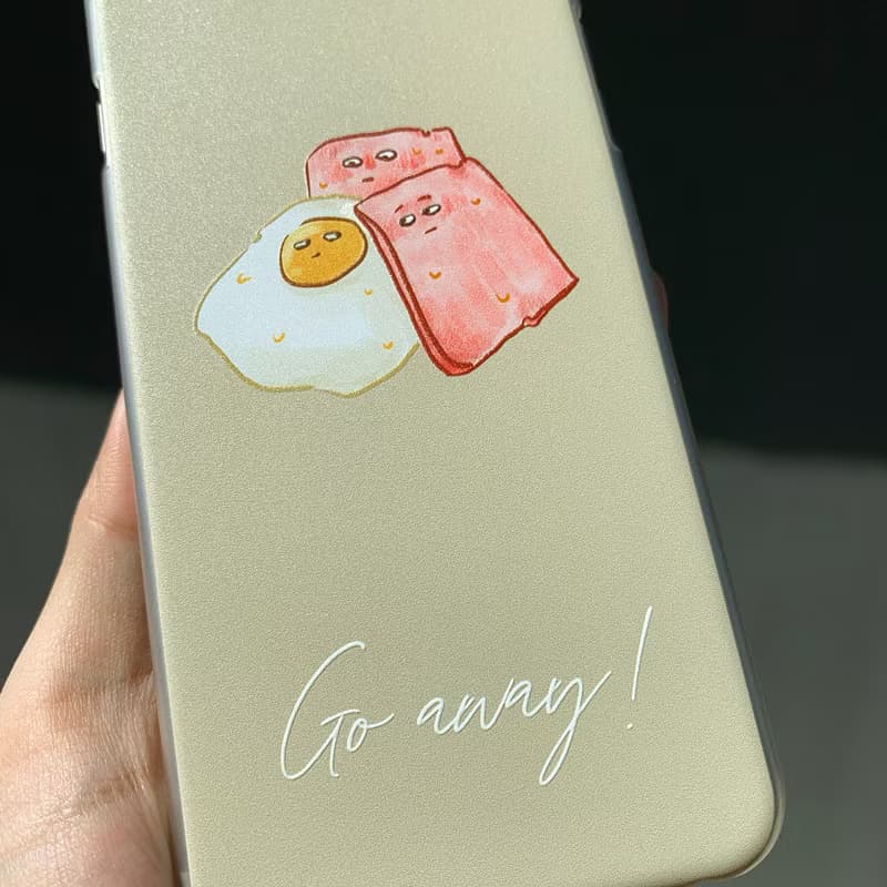 被迫依偎的火腿蛋說 Go away - 奶茶色磨砂浮雕手機殼