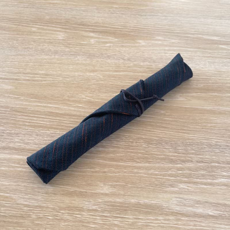【1点もの】着物地ので作る箸袋・カトラリーホルダー -ウール着物地 紺に所々に赤の横糸 L