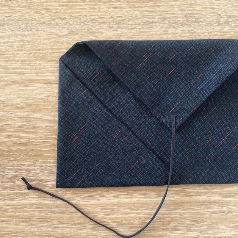 【1点もの】着物地ので作る箸袋・カトラリーホルダー -ウール着物地 紺に所々に赤の横糸 L