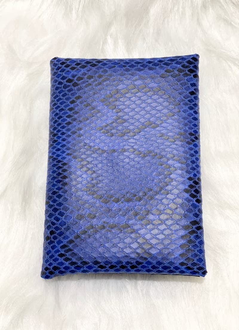 個性藍蛇紋牛皮質感護照套護照包SS23可加工防丟伸縮掛勾