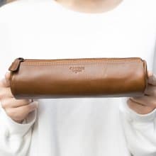 【24hr快速出貨】真皮 圓筒萬用筆袋-072067 三色 交換禮物 文具