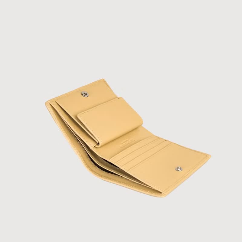 【免費升級送禮包裝】依雅娜 壓紋牛皮4卡兩折短夾多色/BF853-401