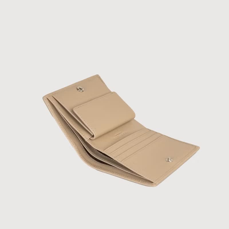 【免費升級送禮包裝】依雅娜 壓紋牛皮4卡兩折短夾多色/BF853-401