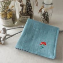 手刺繍入り4重ガーゼハンカチ カーネーションレッド(受注制作)