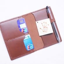 【雙咭位插筆護照夾-深棕｜RUSSEL 】好好縫 皮革材料包 免費刻字 手工包 PASSPORT HOLDER 皮夾 護照夾 證件套 旅行 簡約實用 意大利皮 植鞣革 皮革DIY 伴侶 纖薄 真皮 原色啡黑深藍綠橙紅灰等 超過五十皮色選擇