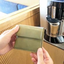 4色】二つ折り財布 大きく開く小銭入れでもうあわてない　超軽量で水や傷に強い丈夫な上質人工皮革製