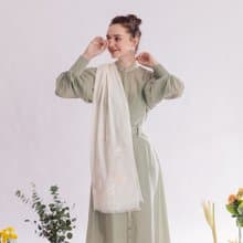 【輕奢】Aoede柔美煙花蕾絲刺繡純羊絨Cashmere圍巾-奶油白