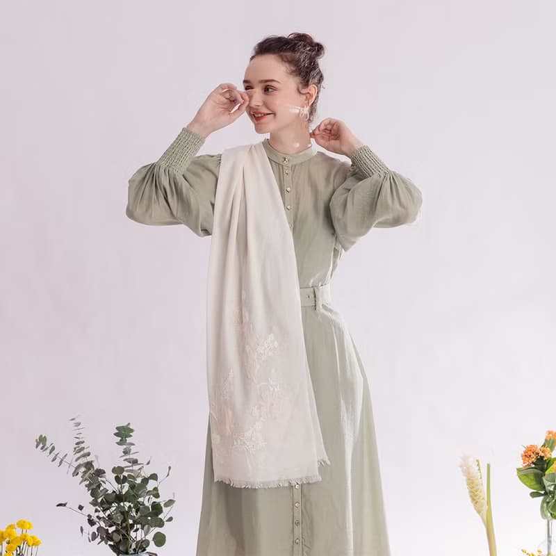 【輕奢】Aoede柔美煙花蕾絲刺繡純羊絨Cashmere圍巾-奶油白