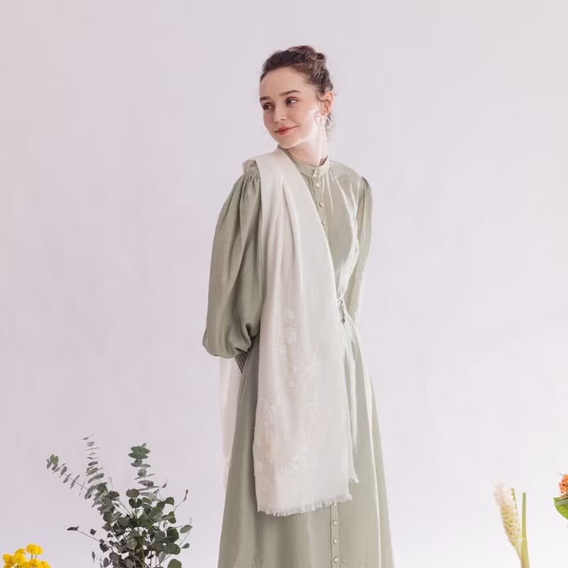 【輕奢】Aoede柔美煙花蕾絲刺繡純羊絨Cashmere圍巾-奶油白