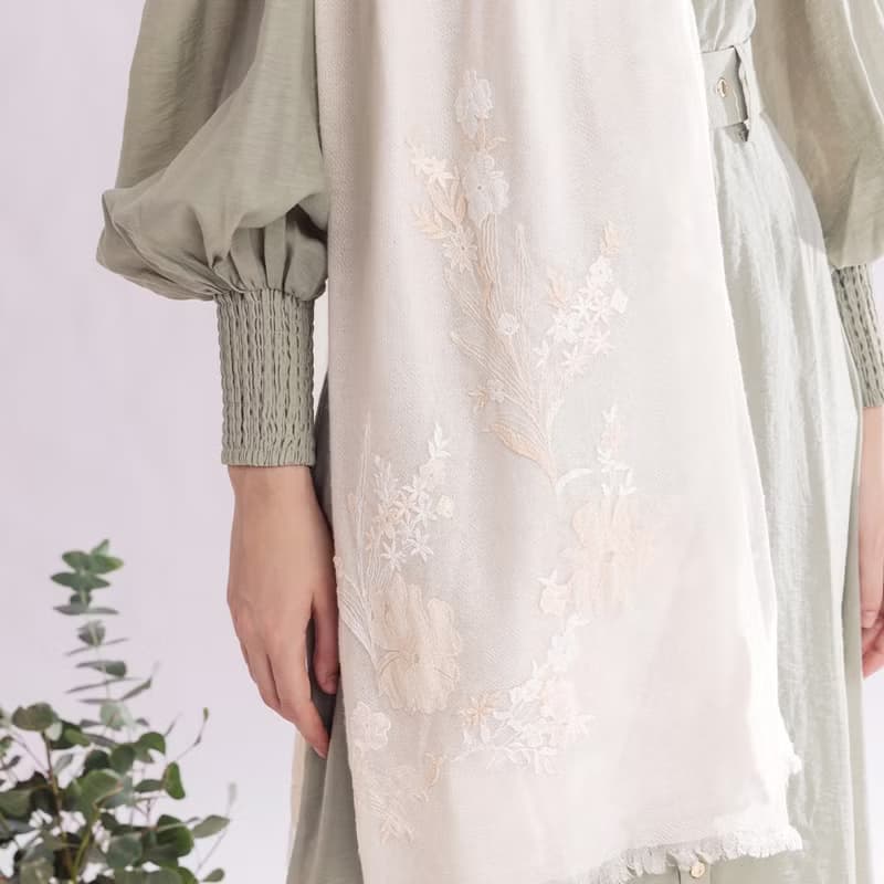 【輕奢】Aoede柔美煙花蕾絲刺繡純羊絨Cashmere圍巾-奶油白