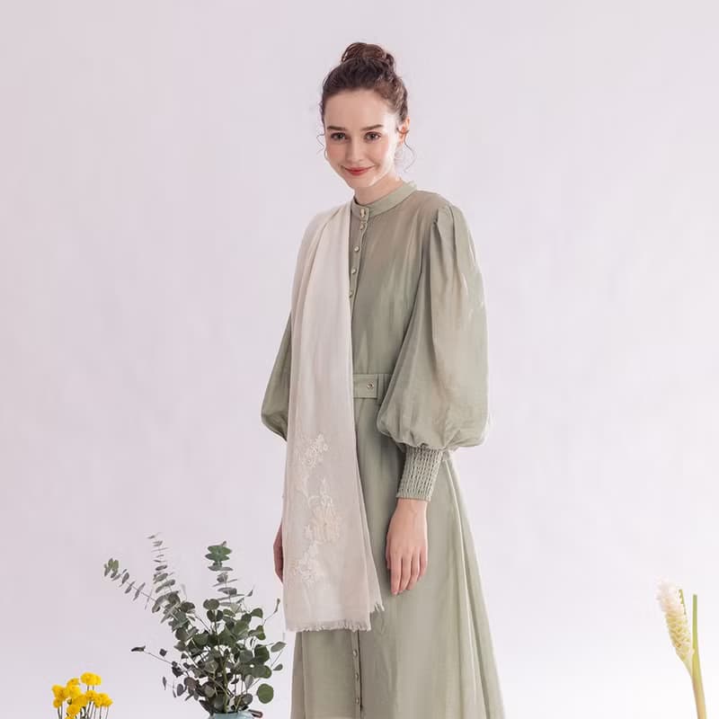 【輕奢】Aoede柔美煙花蕾絲刺繡純羊絨Cashmere圍巾-奶油白