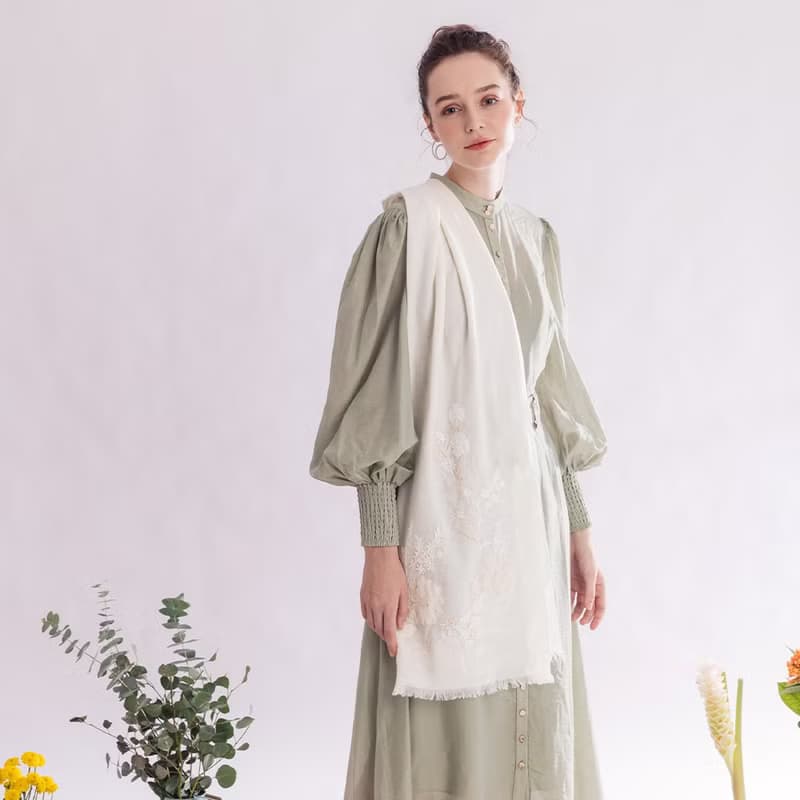 【輕奢】Aoede柔美煙花蕾絲刺繡純羊絨Cashmere圍巾-奶油白