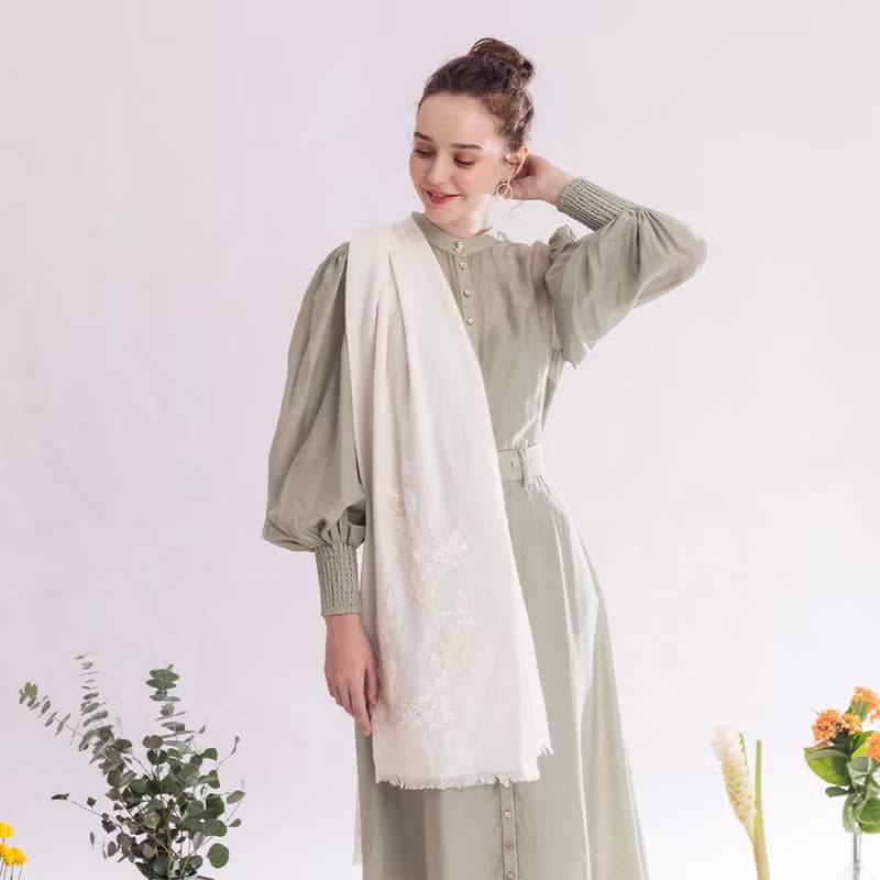 【輕奢】Aoede柔美煙花蕾絲刺繡純羊絨Cashmere圍巾-奶油白