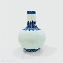 青瓷雕花頸瓶