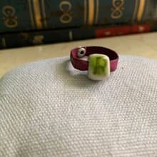 戒指 日本白瓷 自然釉色 無限看不膩色調 真皮革 字母系列