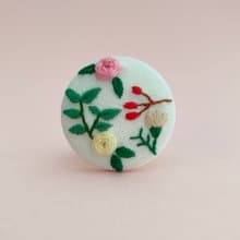 バラと緑の刺繍ブローチor刺繍ヘアゴム
