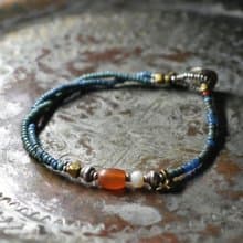 シャン族ヴィンテージカーネリアン、古代瑪瑙、oldチンシルバーとオリッサブラスのアンティーク水浅葱色mixシードビーズの華奢なブレス