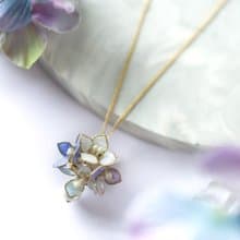 長さ調節自在　紫陽花とコットンパールの上品なネックレ