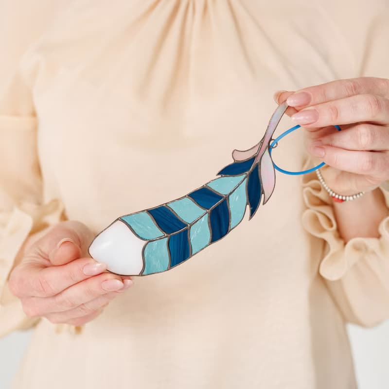 彩色玻璃捕日者冠藍鴉羽毛窗掛 - 大自然的禮物