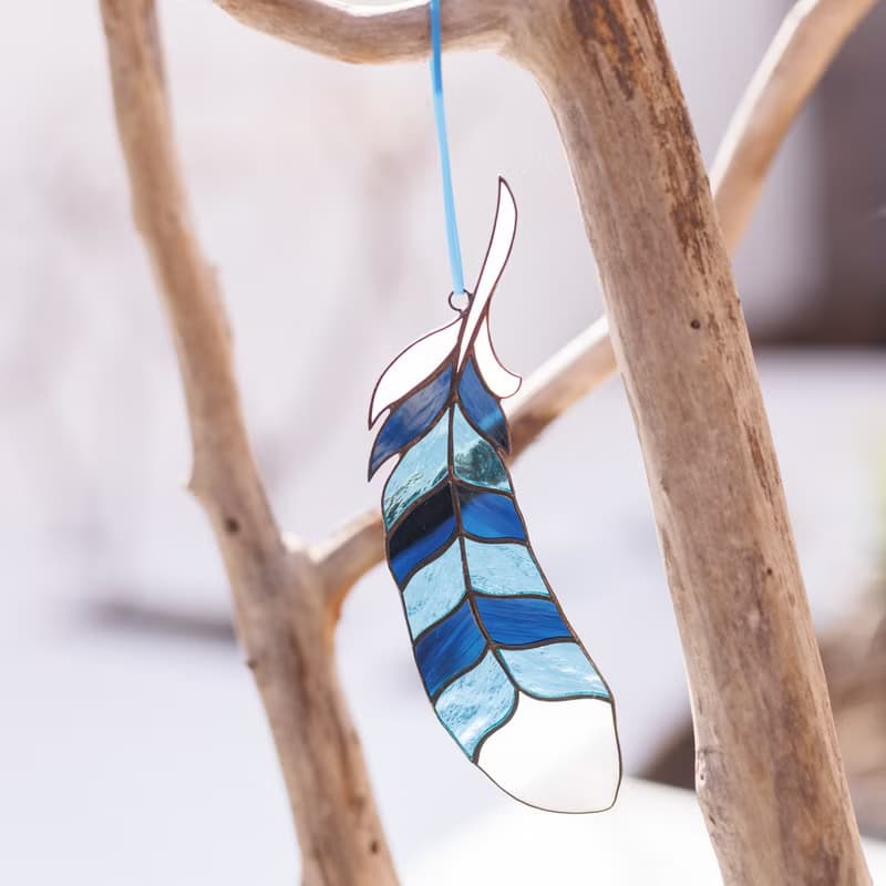 彩色玻璃捕日者冠藍鴉羽毛窗掛 - 大自然的禮物